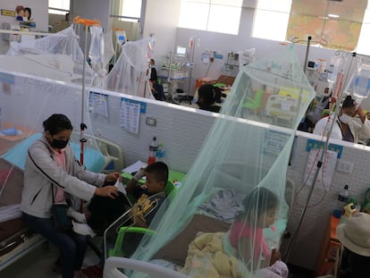 Niños internados con dengue en Santa Cruz, Bolivia, el 18 de febrero de 2023.