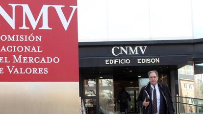 Una persona sale del edificio de la Comisión Nacional del Mercado de Valores (CNMV), en Madrid.