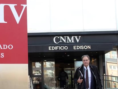 Una persona sale del edificio de la Comisión Nacional del Mercado de Valores (CNMV), en Madrid.