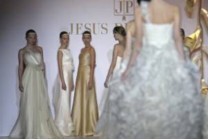 Varias modelos muestran vestidos de novia de la colección del diseñador madrileño Jesús del Pozo, presentada en el salón de la moda nupcial Barcelona Bridal Week(BBW), en la edición de 2010. EFE/Archivo