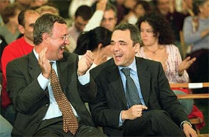Rafael Simancas y, a la izquierda, Jesús Caldera, ayer durante el mitin en Alcobendas.