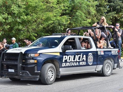 Turistas se desplazan a bordo de patrullas ante los bloqueos de taxistas en el bulevar Kukulcán para protestar contra Uber el 23 de enero 2023