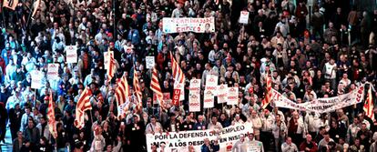 Miles de personas se han manifestado esta tarde en Barcelona contra los despidos anunciados en las últimas semanas por diversas industrias radicadas en Cataluña.