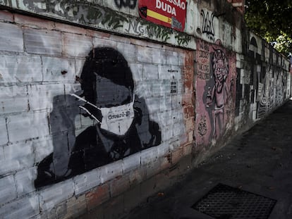 Um grafite com uma crítica ao presidente Bolsonaro, no Rio de Janeiro.