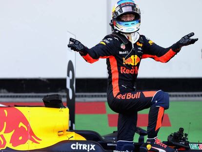 Ricciardo celebra su triunfo en Bakú.