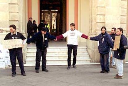 Los estudiantes acampados en las puertas del Ayuntamiento de Sevilla, ayer.