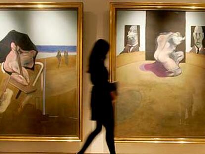 Una mujer observa<i> Tríptico 1974-77,</i> de Francis Bacon, expuesto en las salas de Christie's en Londres.