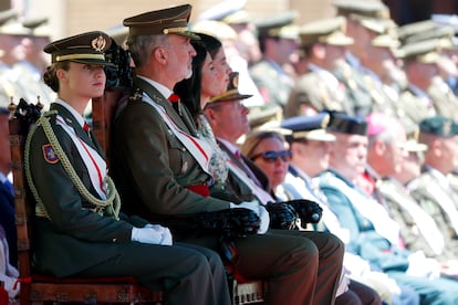  Desde la izquierda, Leonor de Borbón, el rey Felipe VI, la reina Letizia y la infanta Sofía, este miércoles en Zaragoza. 
