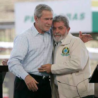 George W. Bush (izquierda) y Luiz Inácio Lula da Silva se abrazan durante su visita a una planta de Petrobras ayer en São Paulo.