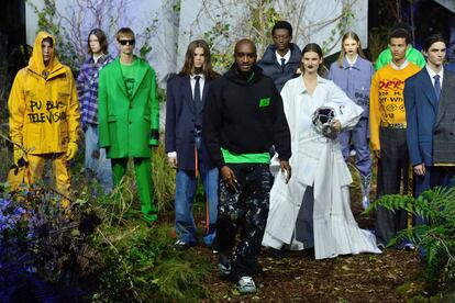 Virgil Abloh saluda al acabar el desfile de Off-White celebrado en París en enero de 2019.