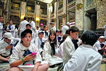 Estudiantes uruguayos visitan el Parlamento de Montevideo.