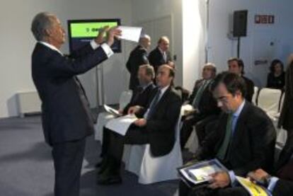 El presidente de OHL, Juan Miguel Villar Mir (i), durante la presentación de los resultados de 2010 a analistas e inversores.