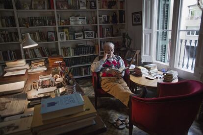 Juan Mars&eacute; en su casa en Barcelona.