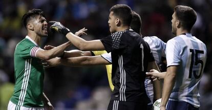 El jugador Oribe Peralta (i) de la selecci&oacute;n Sub23 de M&eacute;xico discute con Ger&oacute;nimo Rulli (c) de Argentina.