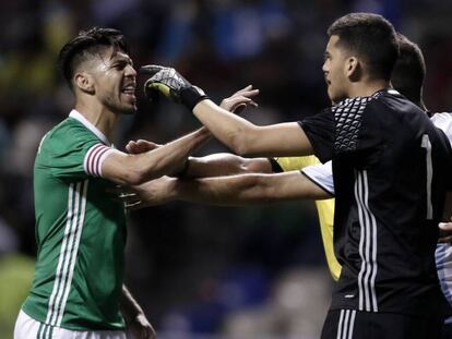 El jugador Oribe Peralta (i) de la selecci&oacute;n Sub23 de M&eacute;xico discute con Ger&oacute;nimo Rulli (c) de Argentina.