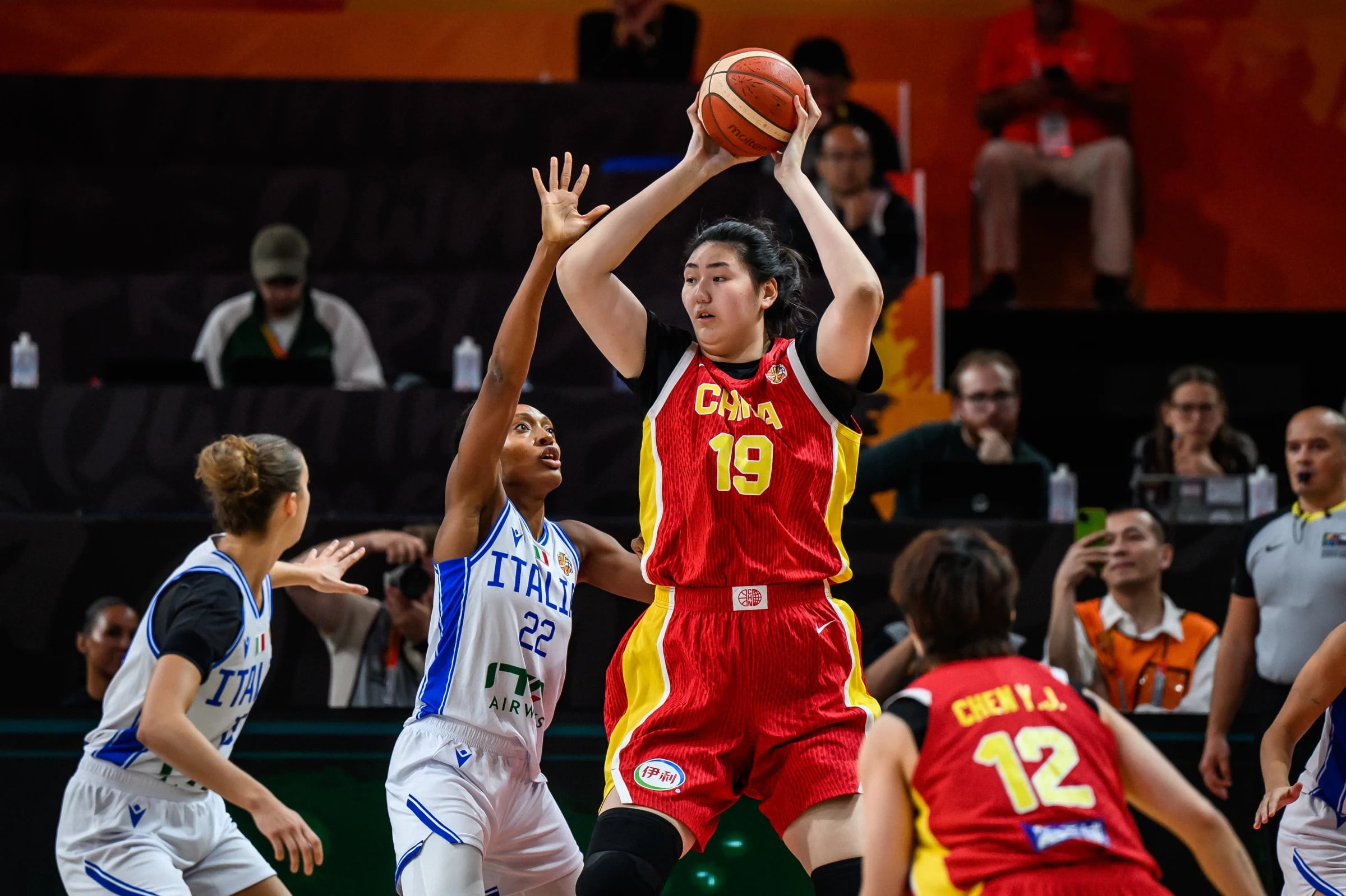 Zhang Ziyu, la “niña” china de 2,23m que asombra en el Mundial y teje peluches
