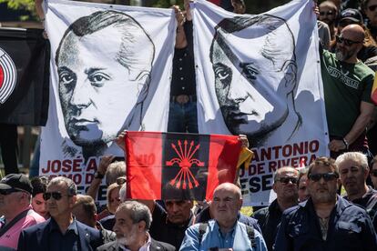 Protesta en el cementerio de San Isidro de Madrid el 24 de abril de 2023, el día de la exhumación de los restos del fundador de Falange, José Antonio Primo de Rivera, hasta entonces enterrado en el Valle de los Caídos. 