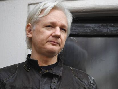 Julian Assange, en mayo del año pasado en el balcón de la Embajada de Ecuador en Londres.