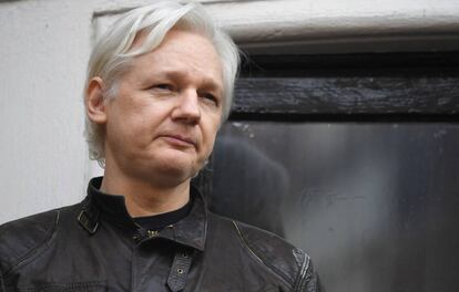 Julian Assange, en mayo del año pasado en el balcón de la Embajada de Ecuador en Londres.