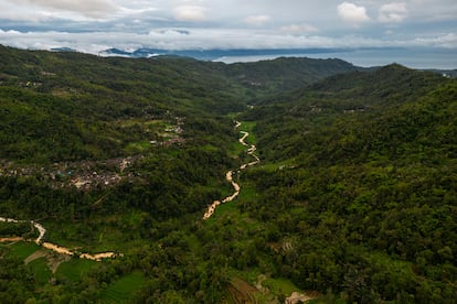 Una imagen aérea muestra el pueblo que bordea el Parque Nacional Gunung Halimun Salak, el 19 de enero.