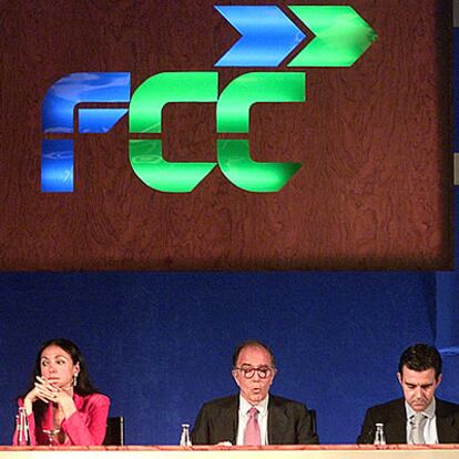 El presidente de FCC, Marcelino Oreja, junto a Esther Koplowitz durante una Junta de Accionistas.