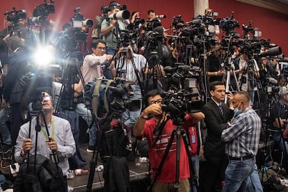 Medios de comunicación asisten al cierre de la primera vuelta de las elecciones presidenciales, en Bogotá, el 29 de mayo de 2022.