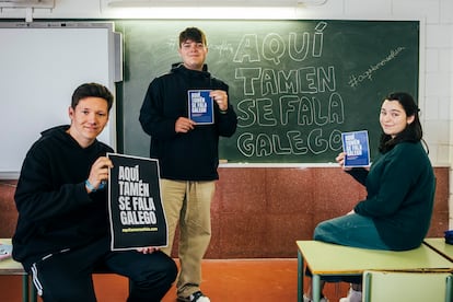 Raúl Martínez Leis (en primer plano), Román Rojo Campaña y Loia Herforth García, de cuarto de la ESO en el IES Rafael Dieste, en A Coruña, promueven una campaña por el uso del gallego.