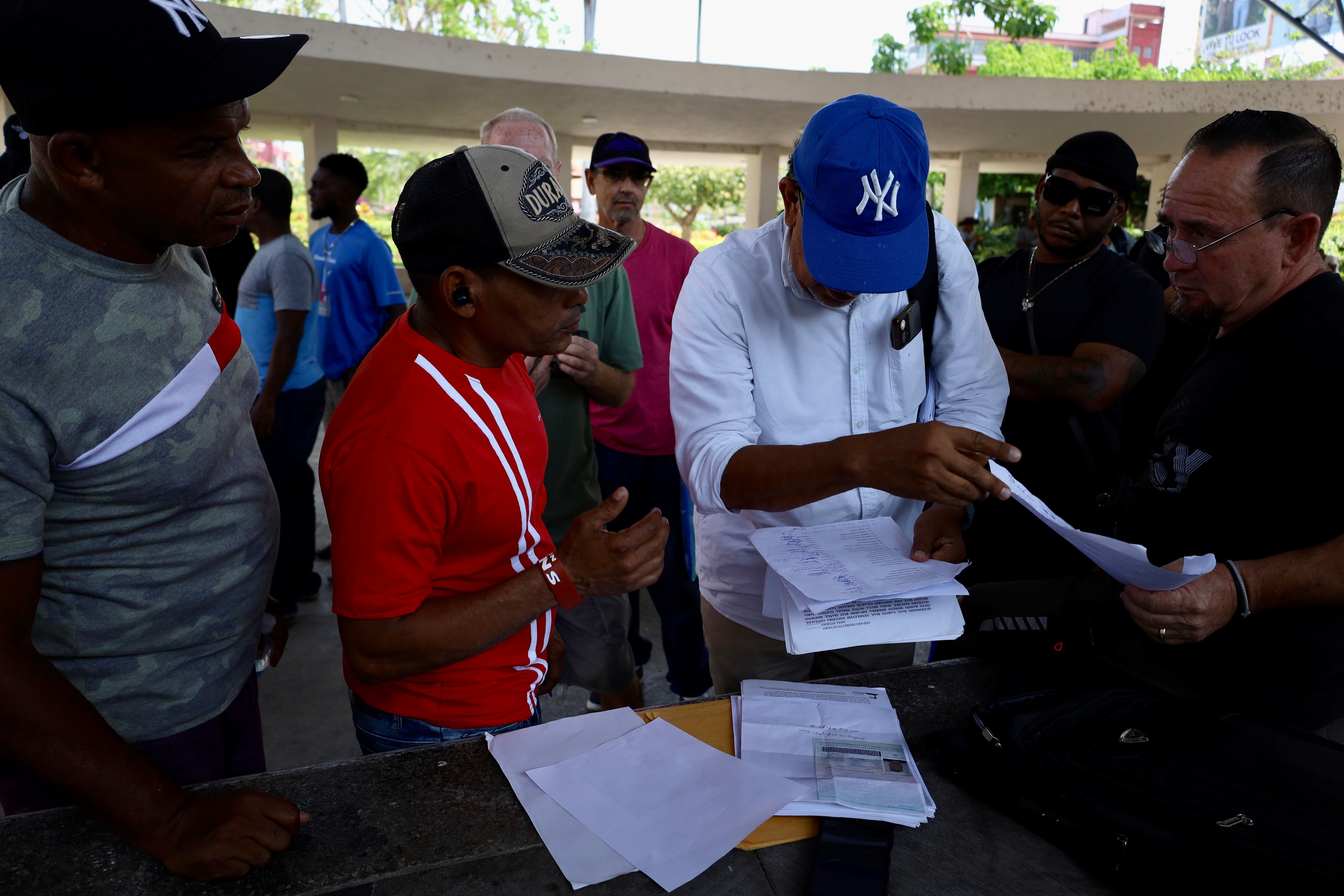 Un grupo de cubanos deportados a México organizan sus documentos en el centro de  Tapachula, Chiapas, el 26 de marzo. 