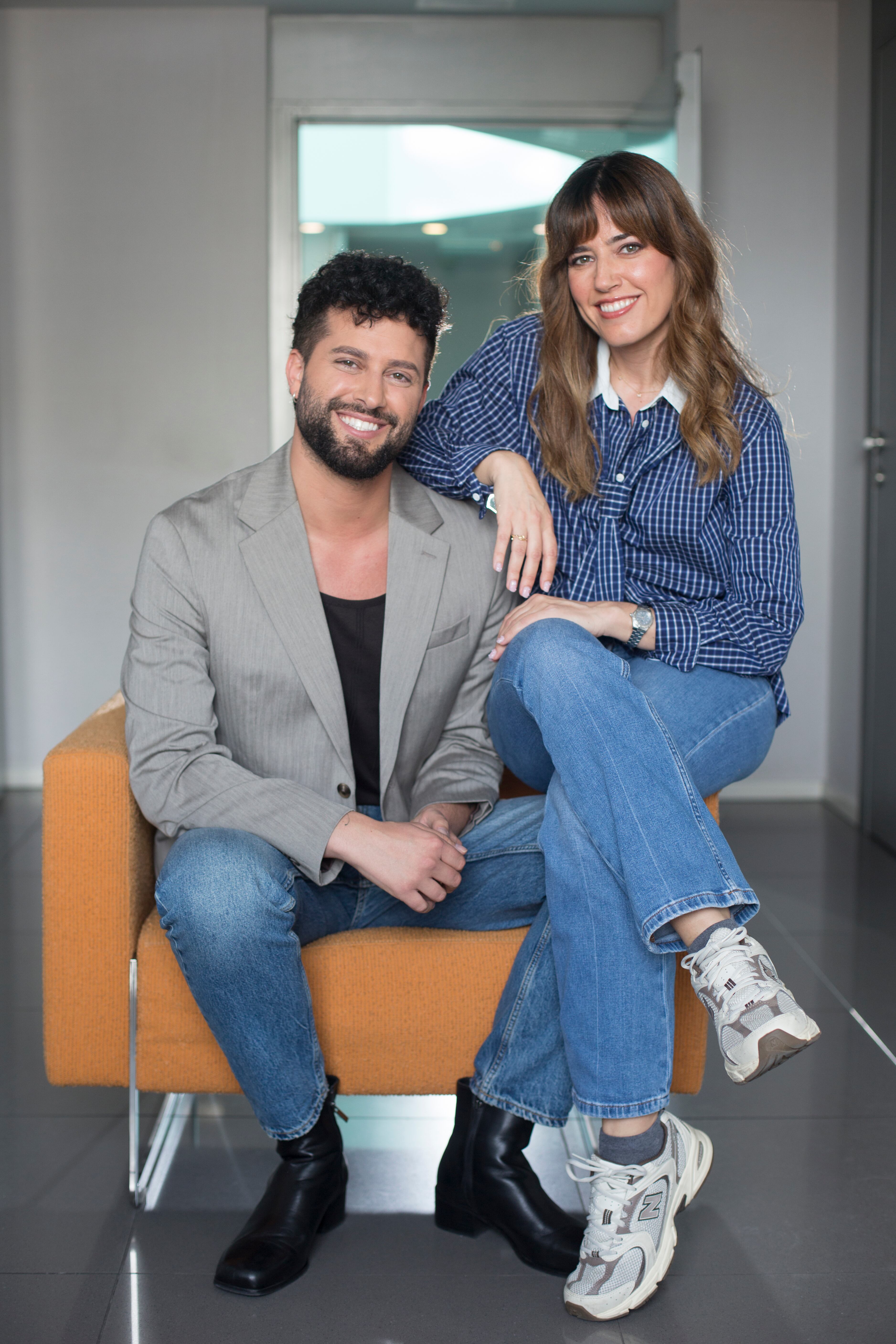 Javi Hoyos y Nuría Marín se han convertido también en personajes, con seguidores que les esperan en las puertas de sus casas.