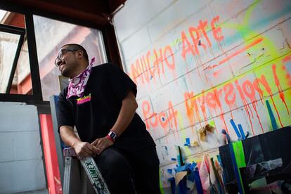 Foreman frente al letrero que pone "Mucho arte poca diversión".