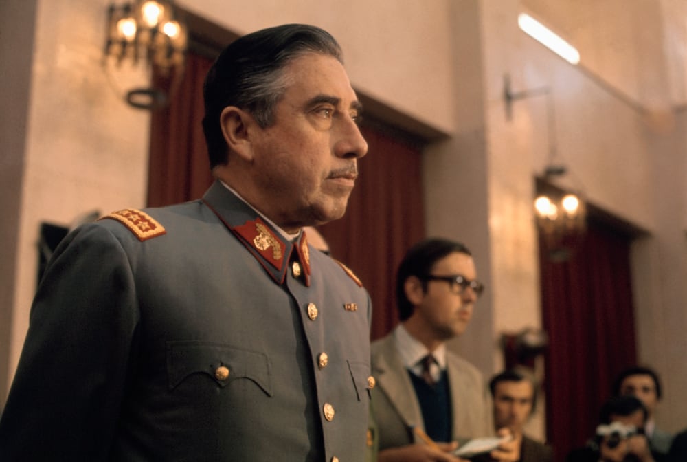 Dos de los cinco hijos del dictador Augusto Pinochet entran en una ...