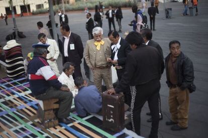 Partida de cartas en la plaza de Garibaldi.