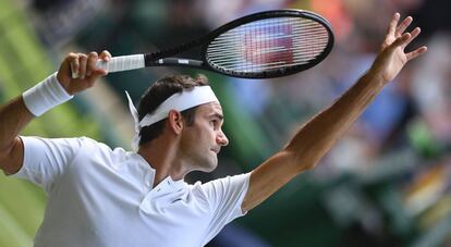 Federer sirve durante el partido contra Dolgopolov.