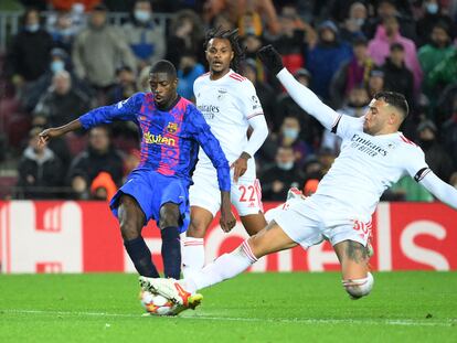 Dembélé trata de chutar ante la presencia de Otamendi.