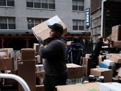 Un repartidor con paquetes en Manhattan, Nueva York