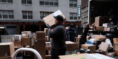 Un repartidor con paquetes en Manhattan, Nueva York