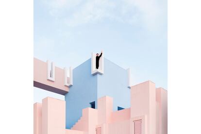 En sus maletas siempre hay una cámara Polaroid – “porque si no los edificios que vemos ya nunca van al álbum” – y siempre meten tres paraguas de colores y globos. "Esta es la Muralla Roja (en Calpe), proyectada por el arquitecto Ricardo Bofill, para mí un incomprendido, yo no sería capaz de dibujar esas plantas. Es un edificio privado, así que te puedes quedar poco rato, pero nosotros fuimos a ver el amanecer desde allí y todos dormían. El diseño, que recuerda al videojuego 'Monument Valley', es increíble en sus tonos pastel. Es casi de ensueño, casi Disneyland, con esa muralla, ese laberinto rosa y azul. Choca, porque alrededor todo urbanizaciones".