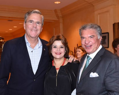 Jeb Bush (izquierda) y Alberto Cárdenas, expresidente del partido republicano en Florida, y actual pareja de Ana Navarro (en el centro).