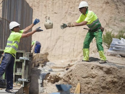 Dos albañiles en una obra en Madrid.