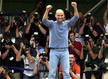 Agassi, vestido de paisano, celebra su título en el Abierto de Australia.