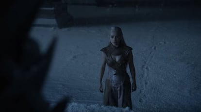 Al final de la segunda temporada, Daenerys tiene una visión en Qarth en la que entra en el salón del Trono de Hierro. Está destrozado, no hay nadie, falta el techo y cae nieve.¿O es ceniza?. No llega a tocar el trono porque cuando extiende la mano, escucha el grito de sus dragones (que están presos en la vida real).