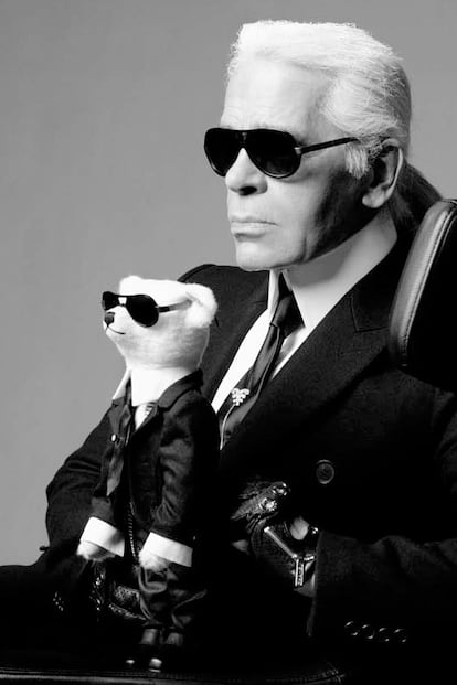 En 2008 nacía Uncle Karl, una edición de ositos de peluche a imagen y semejanza del diseñador de Chanel. Solo hubo 2500 ejemplares y se vendieron exclusivamente en Neiman Marcus por el módico precio de 1500 dólares. ¿No te dan ganas de abrazarlo?