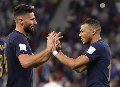 Giroud y Mbappé celebran uno de los goles de Francia ante Polonia este domingo.