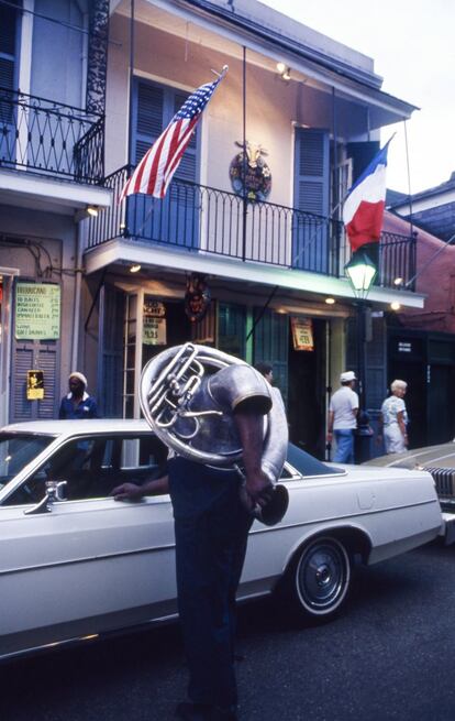 Uma cena de rua que parece 'Treme', a série de televisão que retratou a luta de um grupo de moradores de Nova Orleans para recuperar suas vidas após a passagem do furacão Katrina (2005). O músico Antoine Batiste, interpretado pelo ator Wendell Pierce na ficção, tentando conseguir uma carona de carro para se apresentar com sua banda, The Apostles of the Soul.