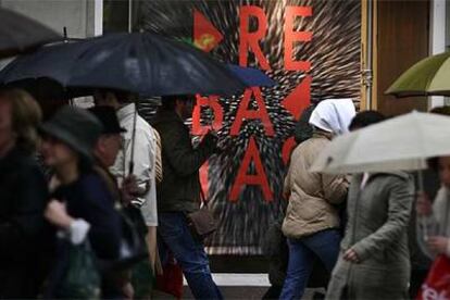 Los paraguas abundaron ayer en las calles más comerciales de Valencia.