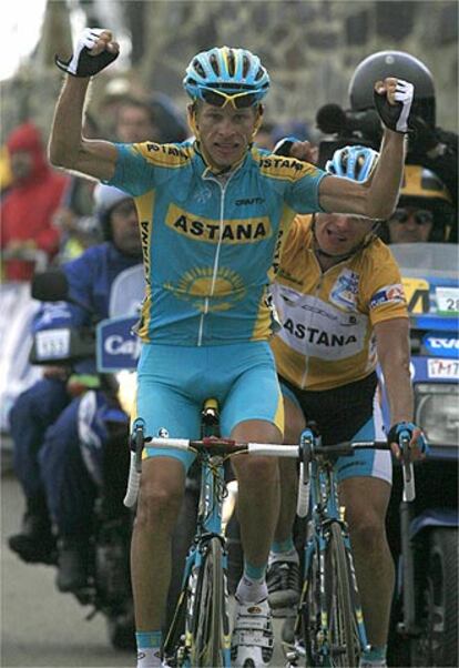 Kashechkin celebra la victoria en la Pandera, flanqueado por el jersey oro, Vinokourov.