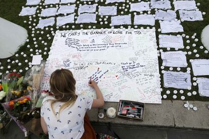 Jo Cox fue elegida diputada laborista por la circunscripción de Batley & Spen (norte de Inglaterra) en las elecciones generales de 2015. En la imagen, una mujer escribe unas palabras en homenaje a Cox, en Londres.