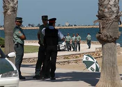 Varias dotaciones de la Guardia Civil patrullan la playa de Sant Carles de la Rapita tras el aviso de un atentado.