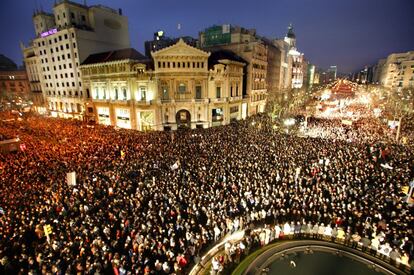 La marcha en Barcelona estuvo encabezada por el entonces presidente de la Generalitat, Pasqual Maragall, que estuvo flanqueado por el presidente del Parlament, Ernest Benach, y por el alcalde de Barcelona, Joan Clos, o el vicepresidente primero del Gobierno, Rodrigo Rato.