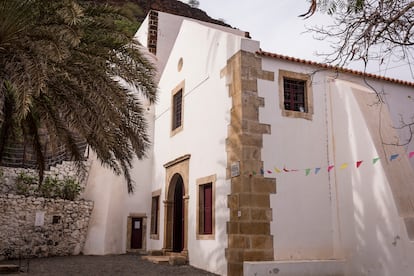 Iglesia de Nuestra Señora del Rosario (Igreja de Nossa Senhora do Rosário, en portugués). Se dice que es la iglesia más antigua del mundo colonial, construida en 1495 por los portugueses en estilo manuelino, considerado una variante portuguesa del gótico tardío. El templo, cuyo cuerpo principal se levantó en 1495, se alza sobre un promontorio que domina la calle Carrera. Su estado de conservación es excepcional.